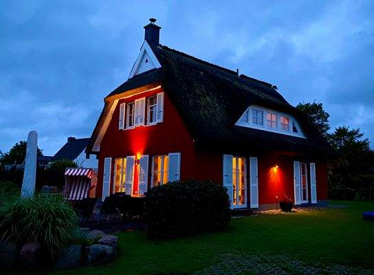 Außenansicht bei Dämmerung.jpg
