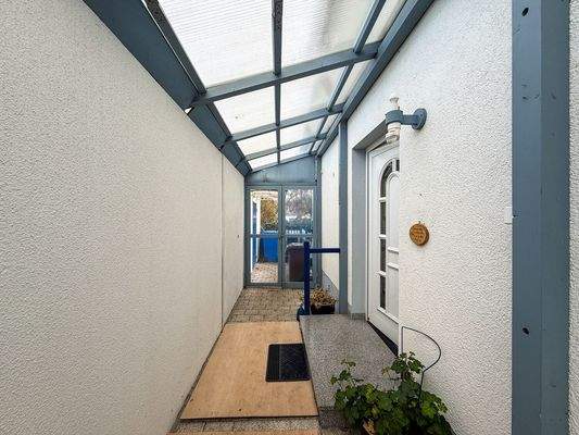 überdachter Eingangsbereich