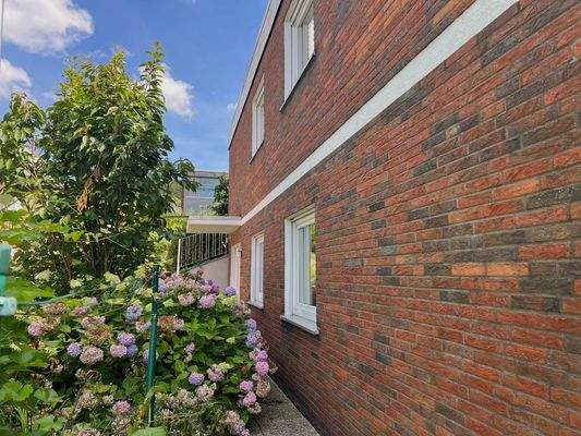 Seitliche Hausansicht