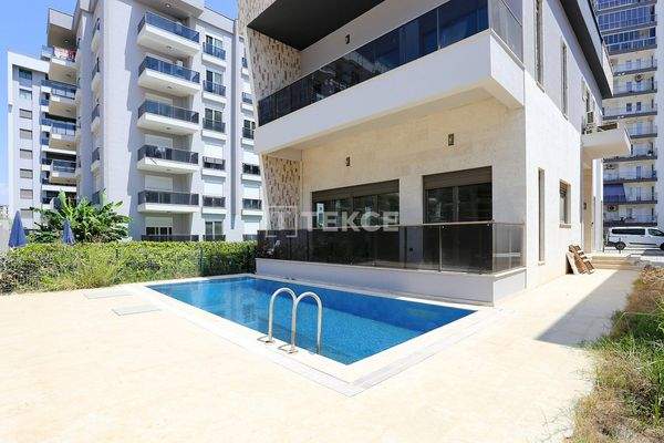 Detached Villa for Sale in an Elite Complex in Altıntaş