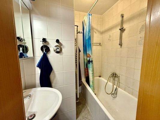 Wannenbad mit Handtuchhalterheizung