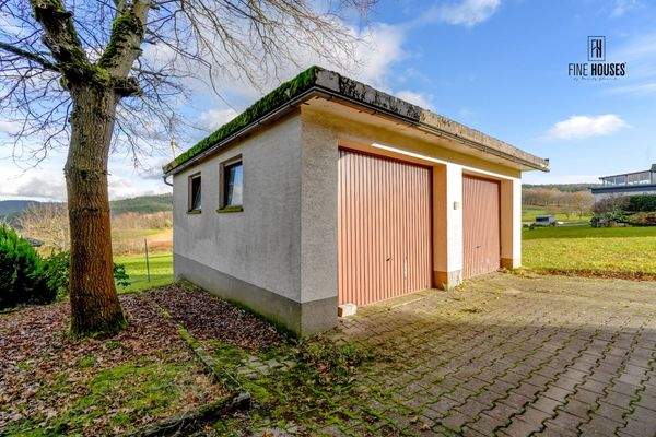 Doppelgarage hinter dem Haus