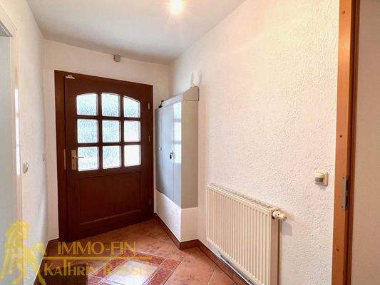 Wohnungseingangtür und Flur