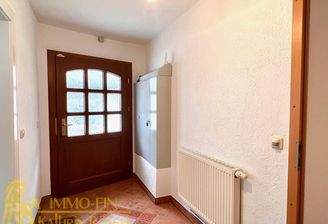 Wohnungseingangtür und Flur