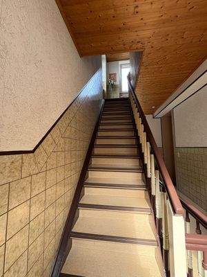 Treppe mit Holzdecke