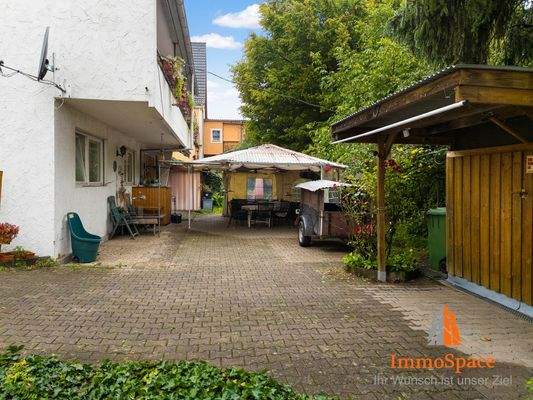 Zufahrtsbereich zum Zweifamilienhaus