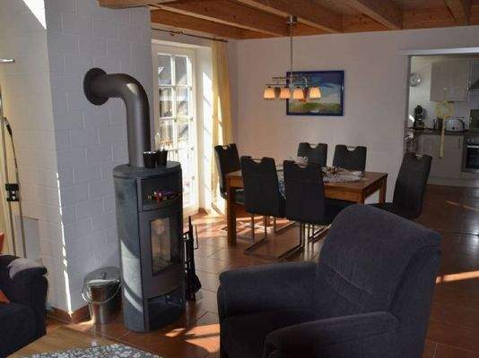 blick-zum-essbereich-mit-zugang-zum-balkon