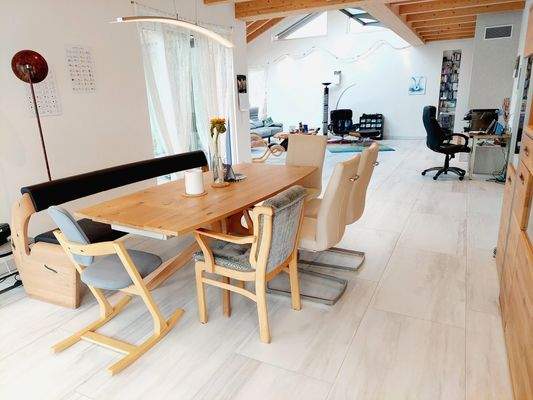 Großzügiger Wohn-Essbereich mit Galerie