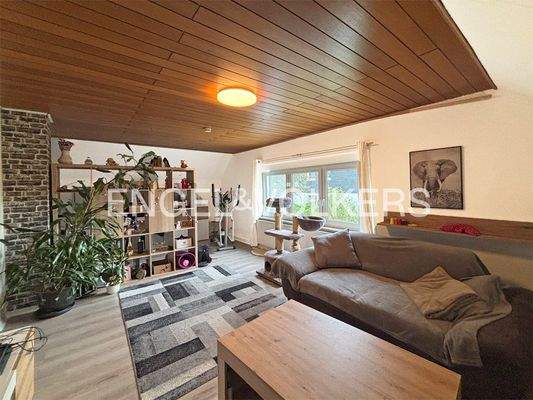 DG: Großzügiges Wohnzimmer
