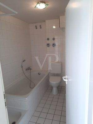 Badezimmer mit Wanne u. Dusche