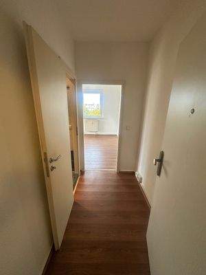 Heller Flur mit Holzboden