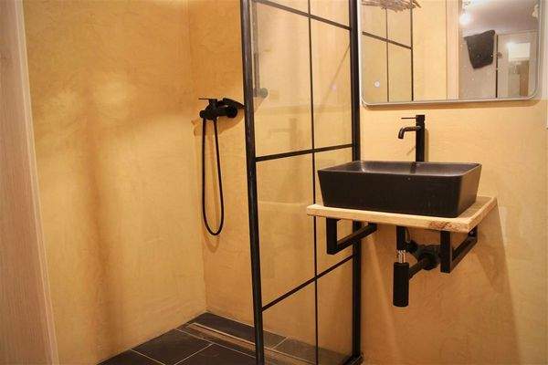 Renoviertes Badezimmer 2 mit Dusche