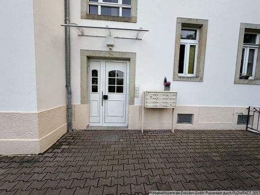 Hauseingang - Schöne 3-Raum Wohnung mit Bdewanne in Löäbtau !!!