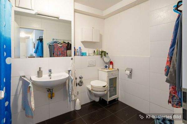 Großes Badezimmer mit Wanne