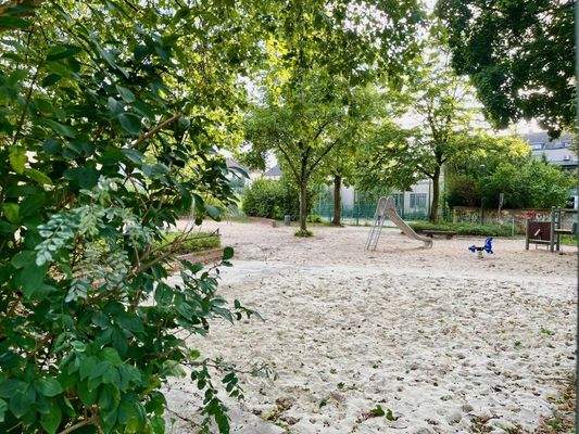 Grünanlage mit Spiel- und Sportplatz (hinter dem Haus)