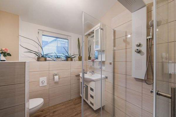 Modernes Duschbad im OG