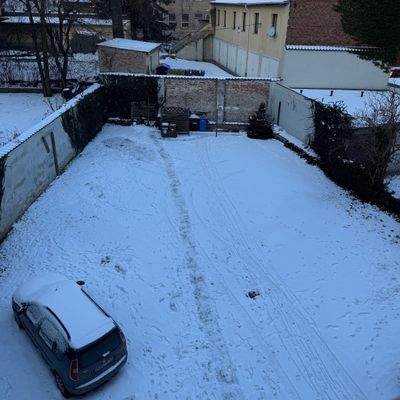 Hof mit Stellplätzen