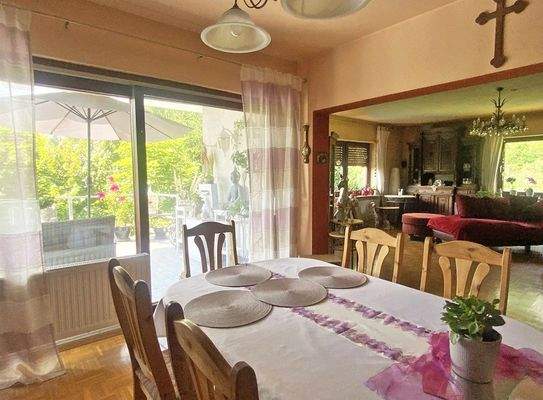 Wohn-/Essbereich mit Zugang zum Balkon im Erdgeschoss