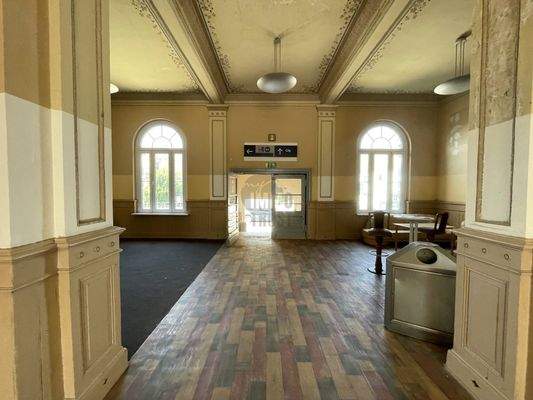 Eingangshalle-Eingang-West