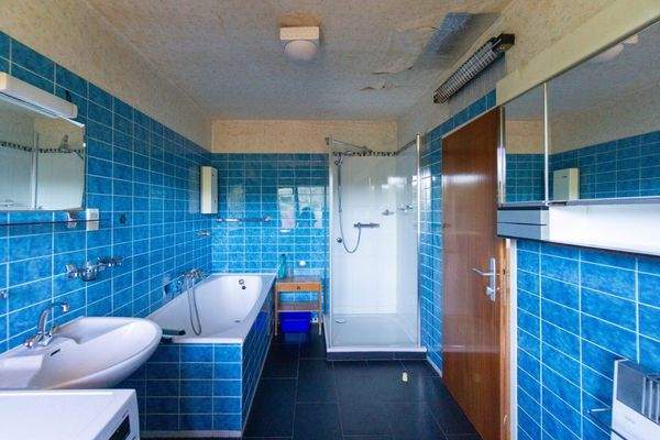 Badezimmer mit Wanne und Dusche