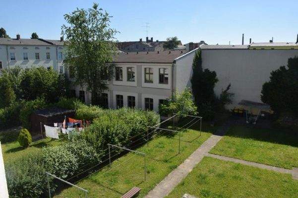 Blick in Innenhof- Fernblick aus Küche_Bahnhofstr.