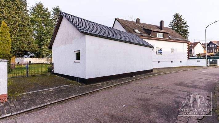 Straßenblicka uf Garage