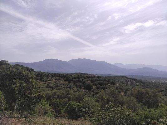 Kreta, Karoti: Grundstück mit Baugenehmigung und atemberaubendem Bergblick zu verkaufen