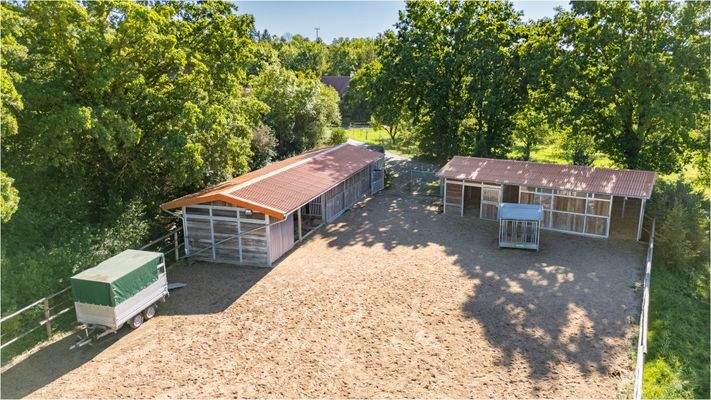 Nord Ost Ansicht Pferdestall mit Reitplatz