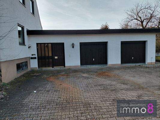 Hauseingang und 2 Garagen