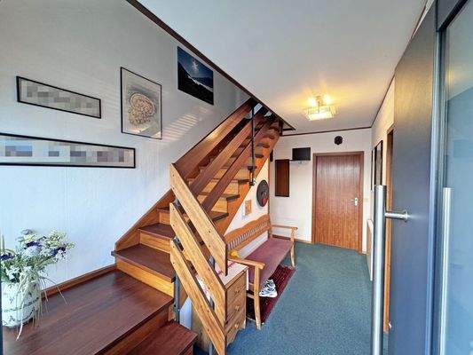 Eingangsbereich mit Treppe ins DG