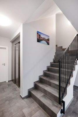 Eingangsbereich mit Aufzug