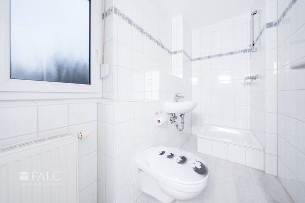 Gäste-WC mit Dusche EG