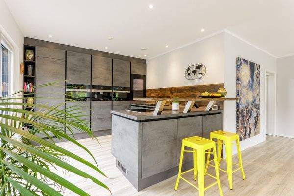 hochwertige Küche mit Tresen.jpg