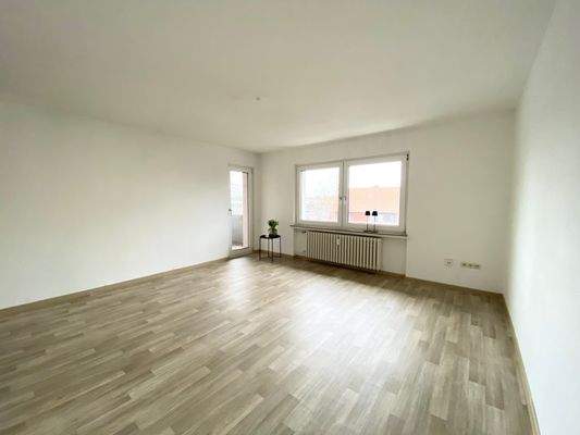 Wohnzimmer mit Balkonzugang Vergleichsbild