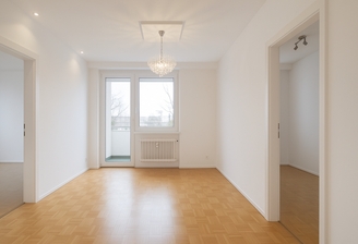 Wohnzimmer mit Balkon