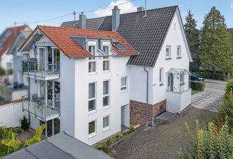 Haus Rückseite mit Balkon und Terrassenansicht