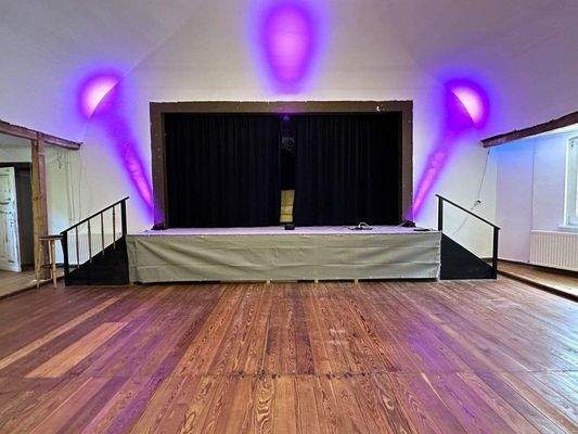 Saal mit Bühne