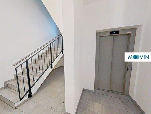 Hausflur mit Fahrstuhl