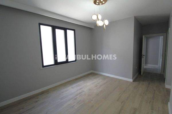 Newly-Built Flat near Highway in İstanbul Sultangazi