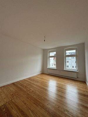 Wohnzimmer (Zimmer 3) mit Durchgang