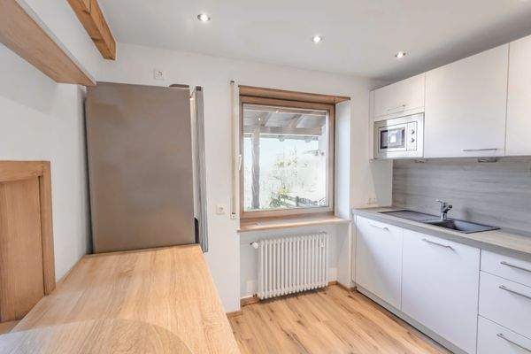 Helle und moderne Einbauküche.