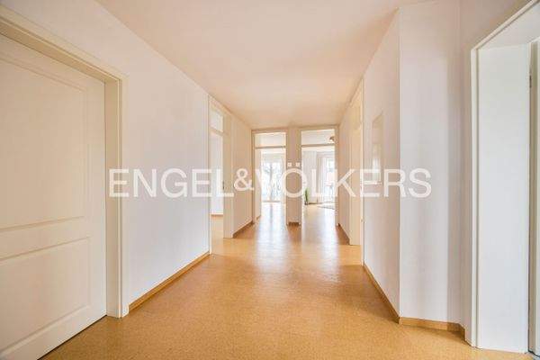 Diele mit massivem und gesundem Korkboden im Dachg