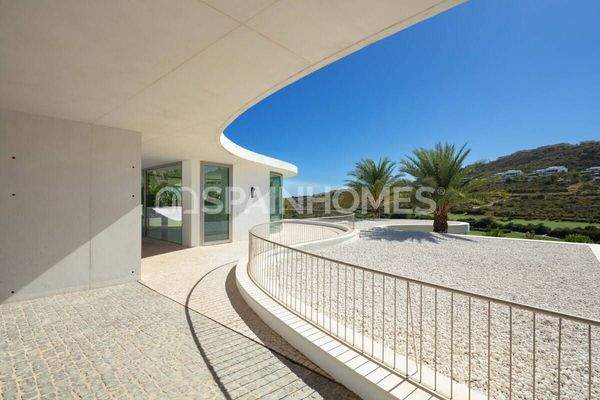 Detached Key-Ready House with a Swimming Pool in Casares