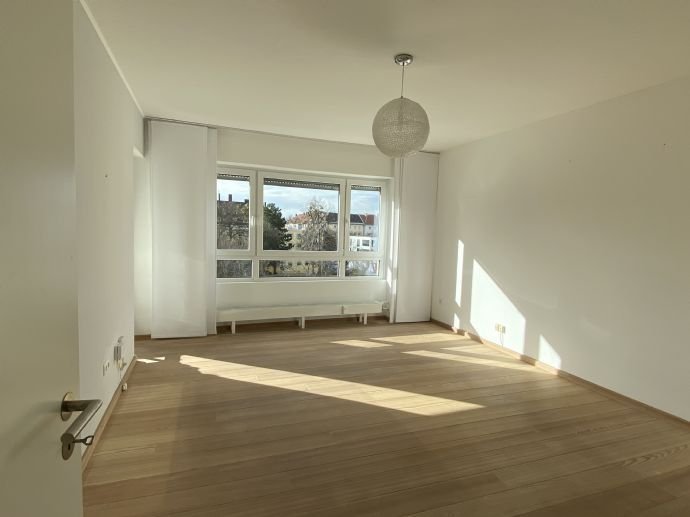 Provisionsfrei - ruhige 3 Zimmer mit West-Balkon teilmöbliert, Makler werden n i c h t benötigt