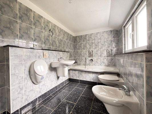 13 - Whirlpoolbad mit Urinal, WC und Bidet.JPEG