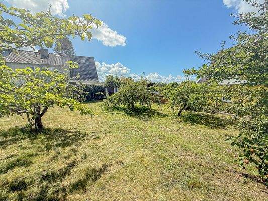 Mit Obstbäumen und natürlichem Sichtschutz