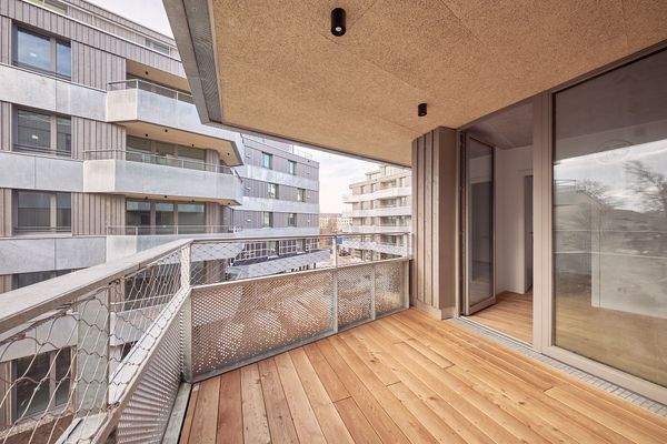 Überdachter Balkon mit Blick nach Westen - HERDERGÄRTEN 3.2.5