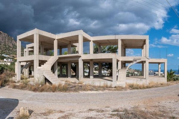 Betonskelett im Dorf am Meer, in der Nähe von Ierapetra