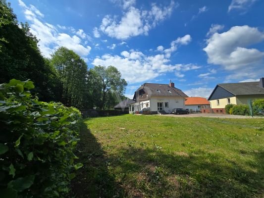 Ansicht Nordosten mit Gartenanlage