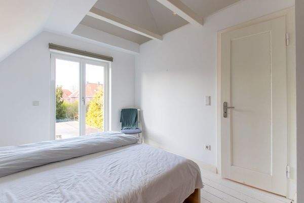 Ein Schlafzimmer im Obergeschoss mit Blick in den Garten